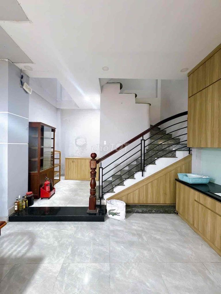 Вырезание дома дома как фасад с новым замком 🏡