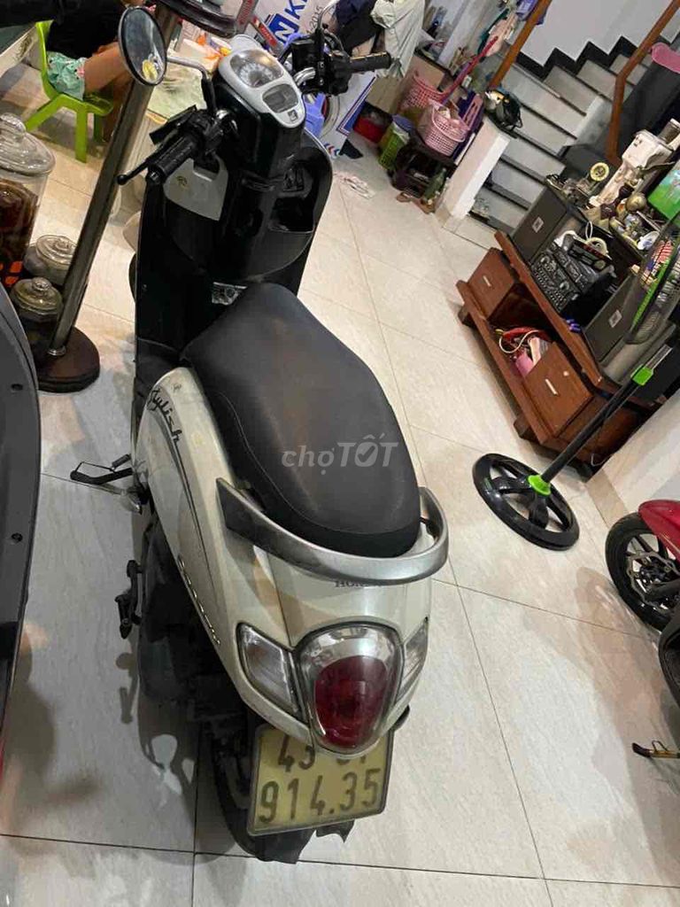 Стильная белая Honda Scoopy