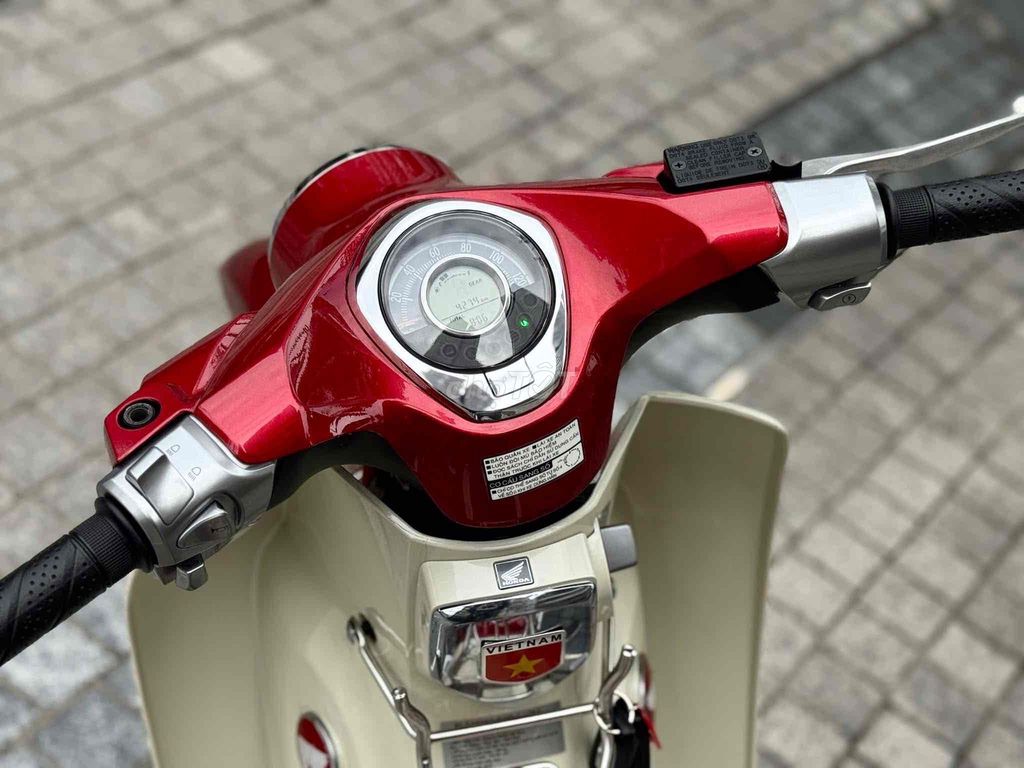 Honda Super Cub C125 2023 Đỏ Trắng 4000km. Mua bán Xe máy tại Quận Cầu Giấy Hà Nội được đăng bởi Tuấn Việt Motor hình 4