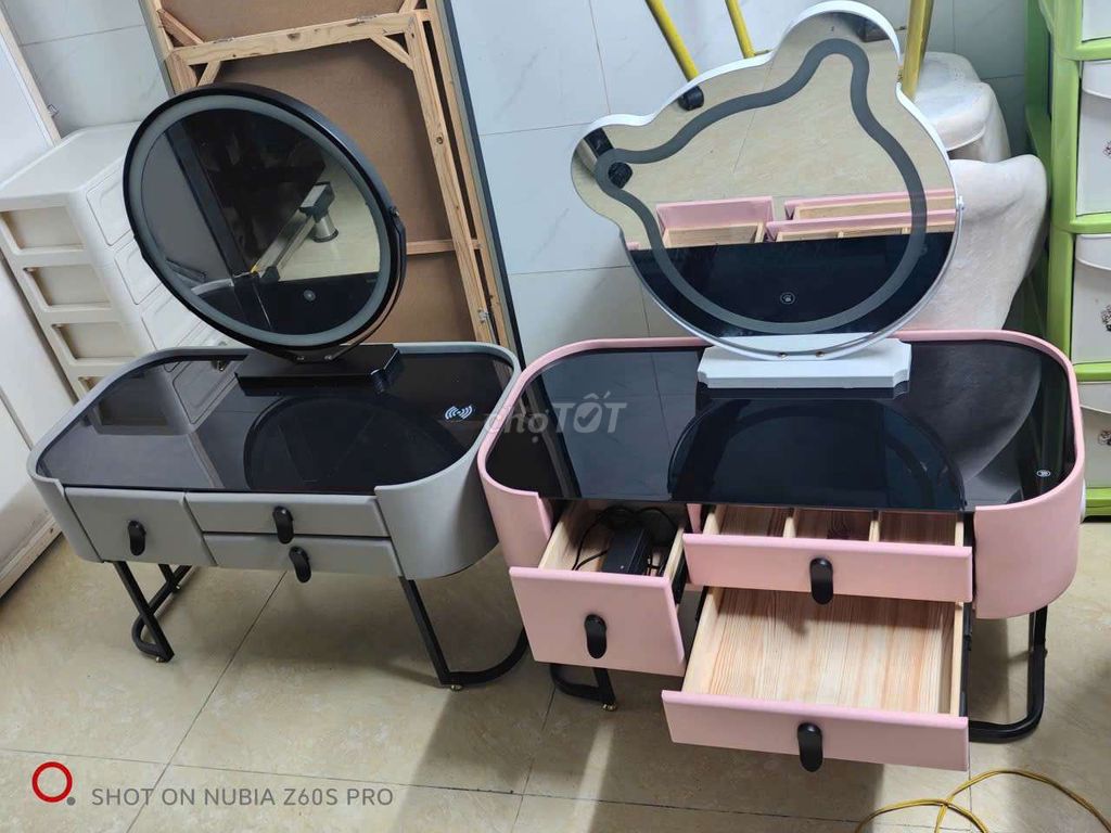 Bàn trang điểm Gỗ Kính Kim loại Trắng Vàng Đồng. Mua bán Bàn ghế tại Quận Tân Phú Tp Hồ Chí Minh được đăng bởi Lê Thanh Tú hình 1