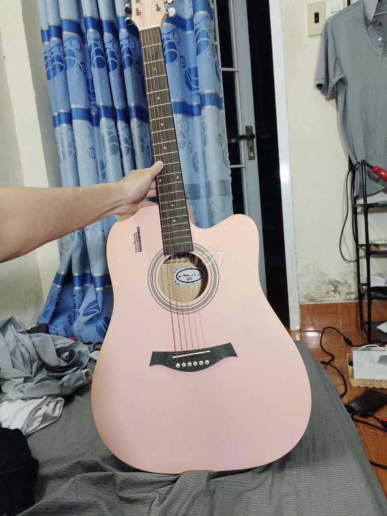 Đàn guitar rosen r135 lỗi màu .