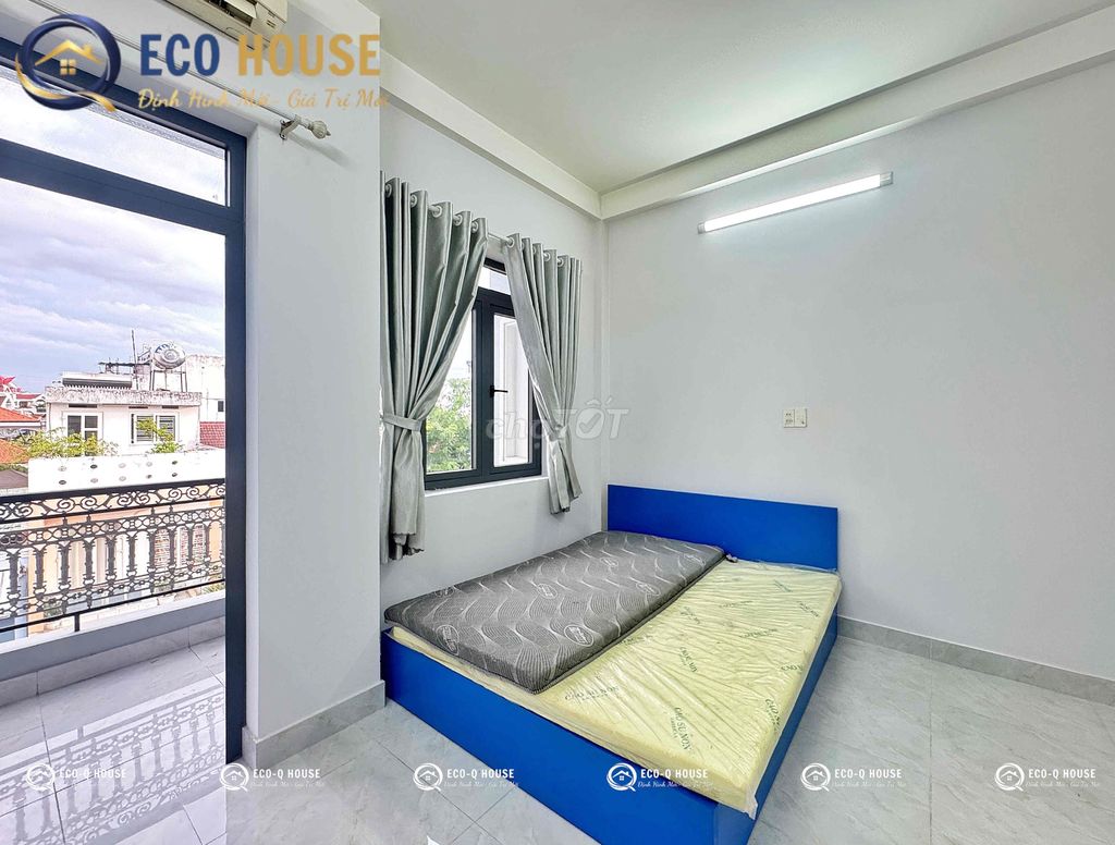 BAN CÔNG GẦN DH VHU & HUIT
