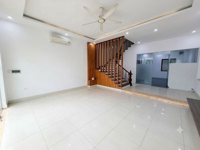 Nhà phố 96 m² · 6 PN · Phố Vũ Đức Thận