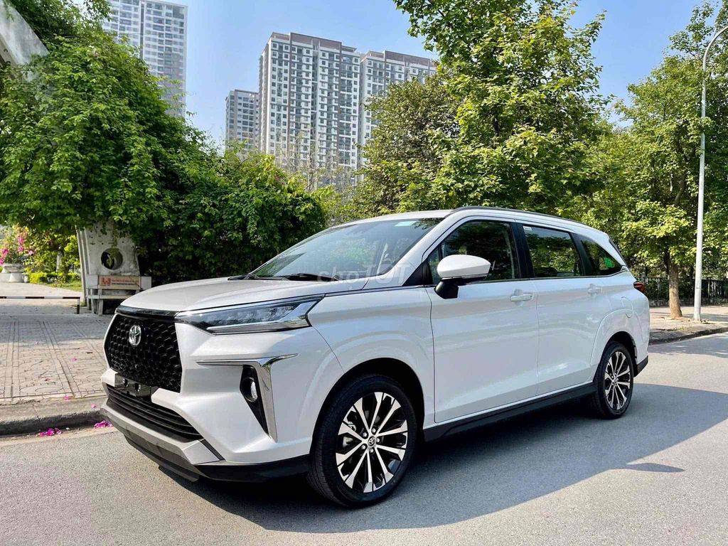 Toyota Veloz Top 2026 полная черная версия