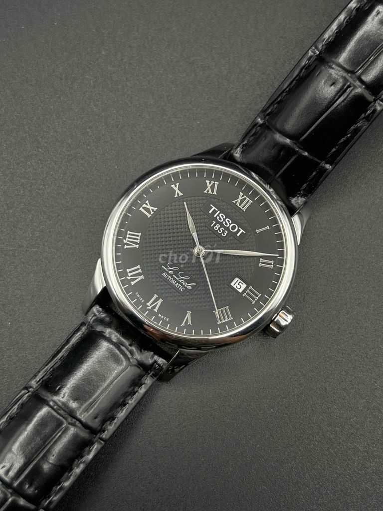 đồng hồ Tissot Lelocle la mã mặt đen lôi cuốn.