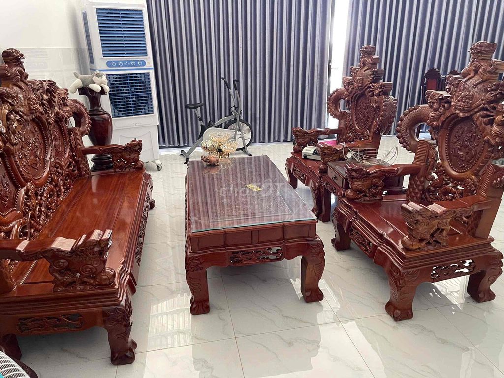 Bộ bàn ghế Gỗ Nâu đỏ Cổ điển chạm rồng. Mua bán Bàn ghế tại Huyện Bến Lức Long An được đăng bởi Trang hình 1