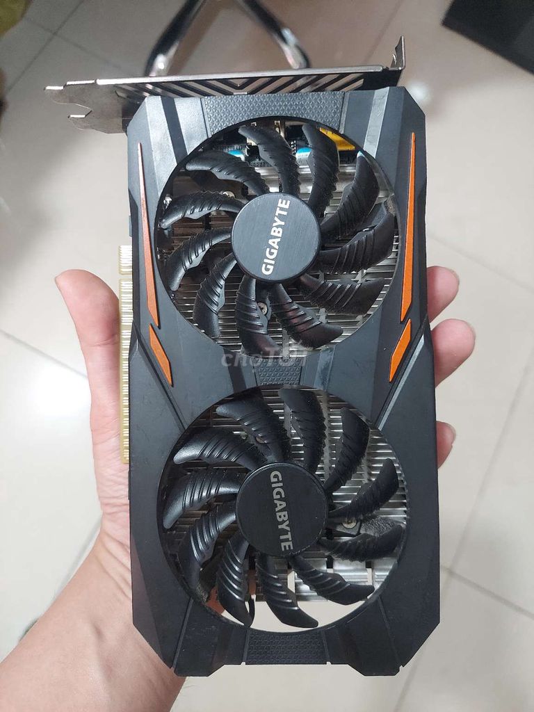 dư bán 1050 2g gigabyte đẹp đang gắn máy chơi