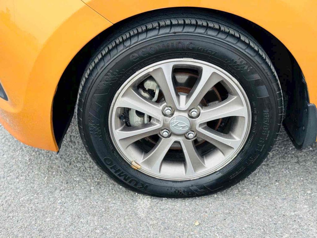 Hyundai i10 1.2AT 2016 Золотистый Автомат