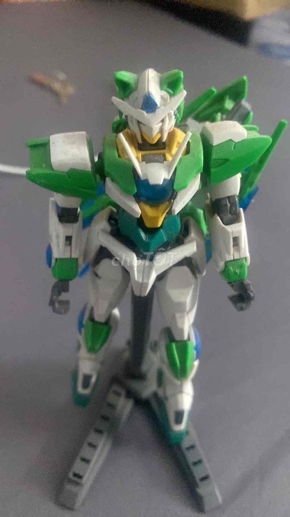 Mô hình Gundam Trắng, xanh lá, vàng đã qua sử dụng