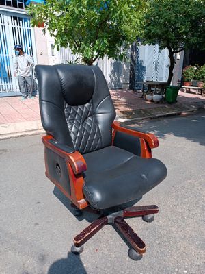 Ghế xoay Giám đốc bọc da khung gỗ cũ dùng còn tốt. Mua bán Đồ dùng văn phòng tại Thành phố Thủ Đức Tp Hồ Chí Minh được đăng bởi Thanh Lý Thanh Bình