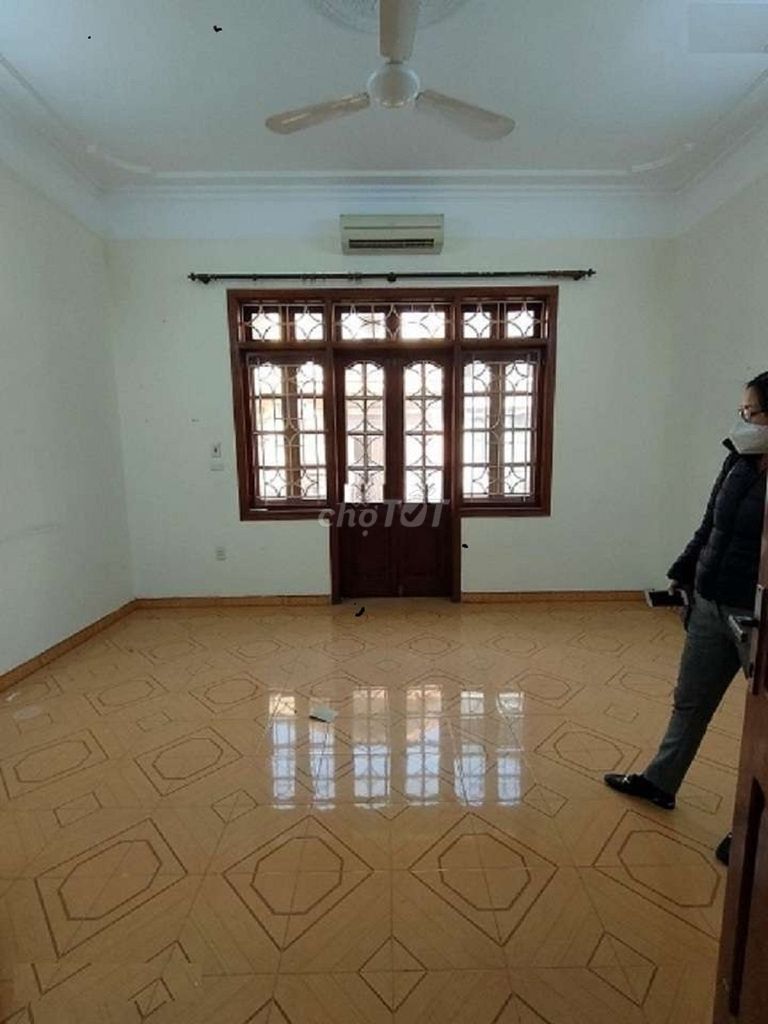 Cho thuê nhà ngõ 31 phố Trần Quốc Hoàn - Diện tích 65m2 x 4 tầng Mt 5m