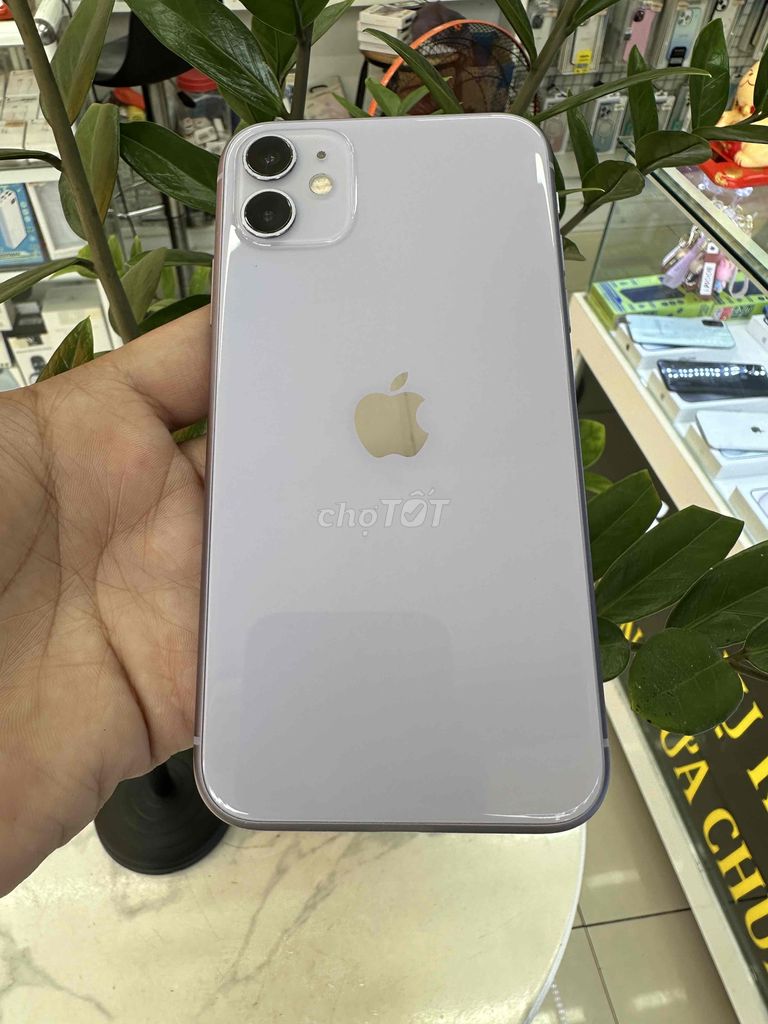 Khách Cầm Con iphone 11 bản 128G 2 sim tiện ích nh