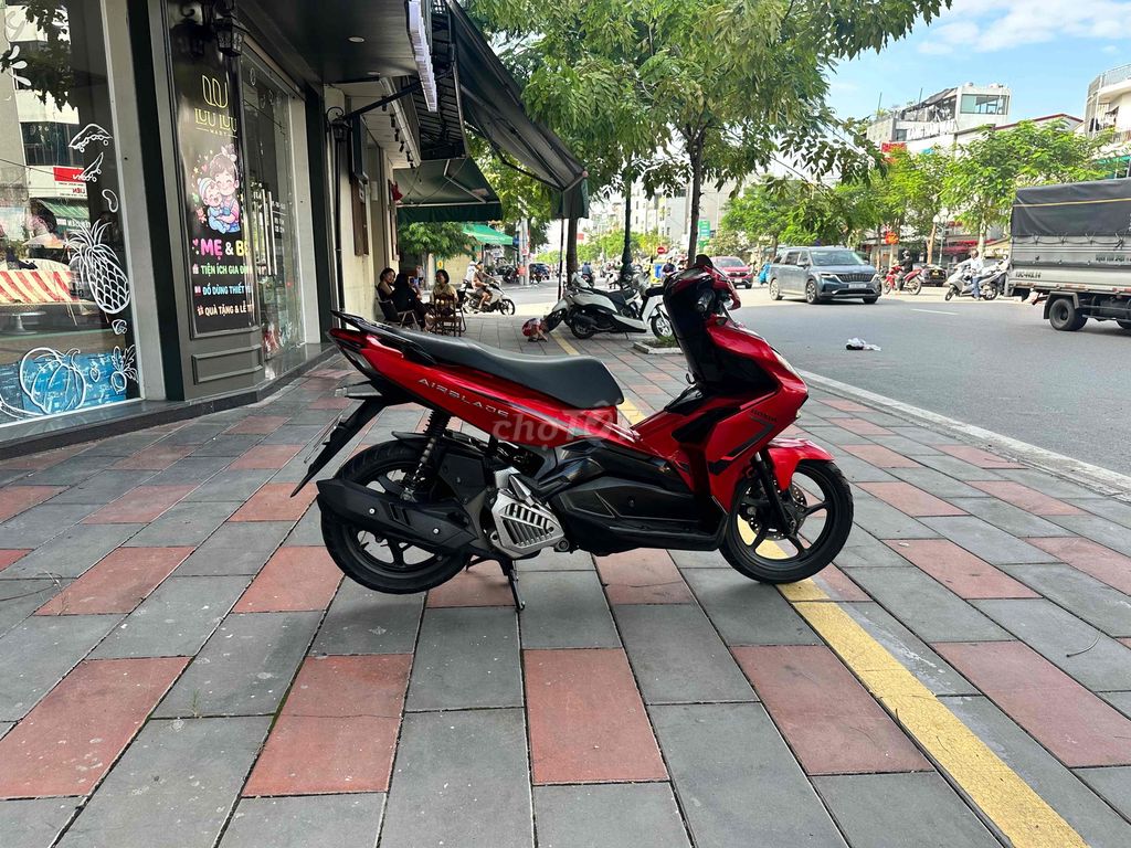 Honda Air Blade 2022 красный, от собственника
