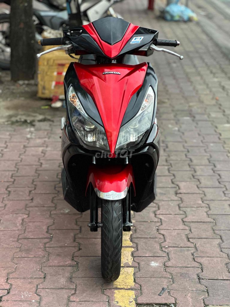 Honda Airblade 125 2015 красно-черный — собственик подписывает документы