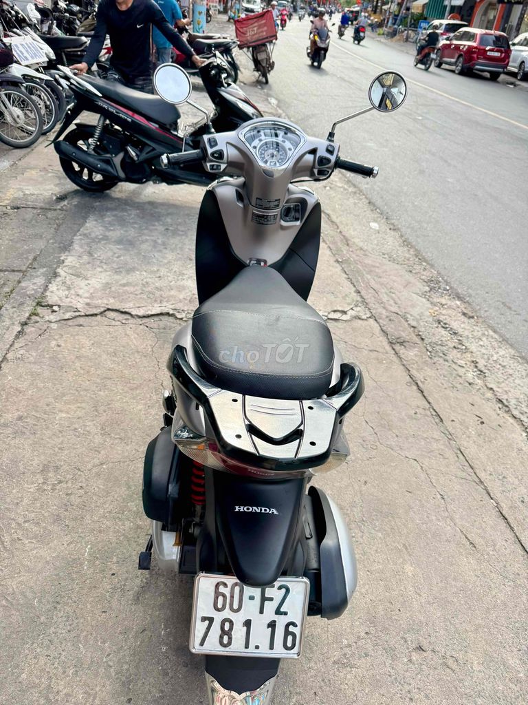 🔵🔵 SH Mode bạc đen đký cuối 2018 rất đẹp có góp. Mua bán Xe máy tại Thành phố Biên Hòa Đồng Nai được đăng bởi XE MÁY CŨ THÀNH MỸ  hình 5