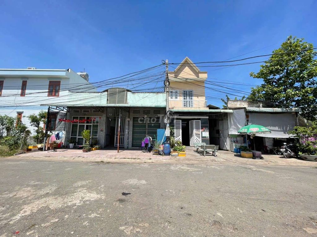 Nhà trọ 1 trệt 1lầu thu 20 triệu kdc Đông An kế cổng kcn Tân Đông Hiệp