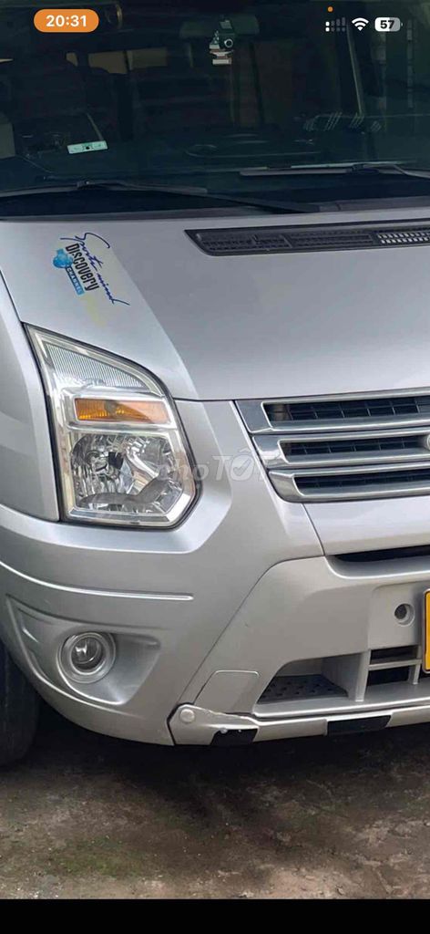 16-местный серебристый автобус Ford Transit
