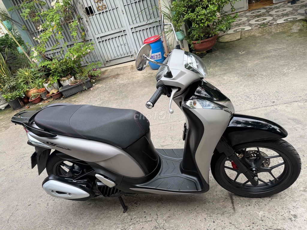 Модель Honda SH ABS 2019, серебристая автоматическая
