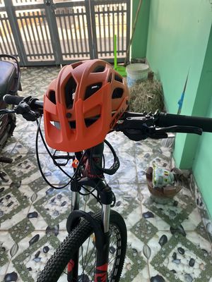Xe đạp + mũ bảo hộ
