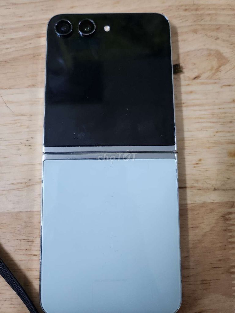 Samsung Z Flip 5 Trắng Màn trong sọc nhẹ. Mua bán Điện thoại tại Quận Tân Phú Tp Hồ Chí Minh được đăng bởi mai dang hình 1