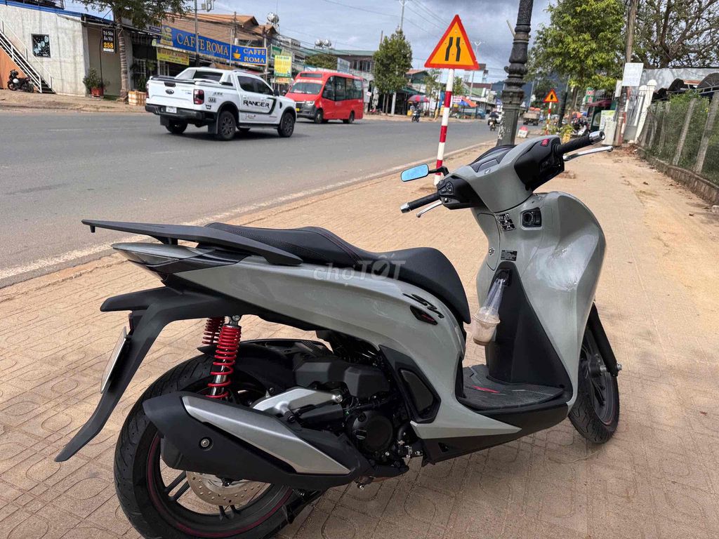 SH350i 2025 Xám Xi Măng. 1100km. Mua bán Xe máy tại Thành phố Đà Lạt Lâm Đồng được đăng bởi heo ốm hình 1