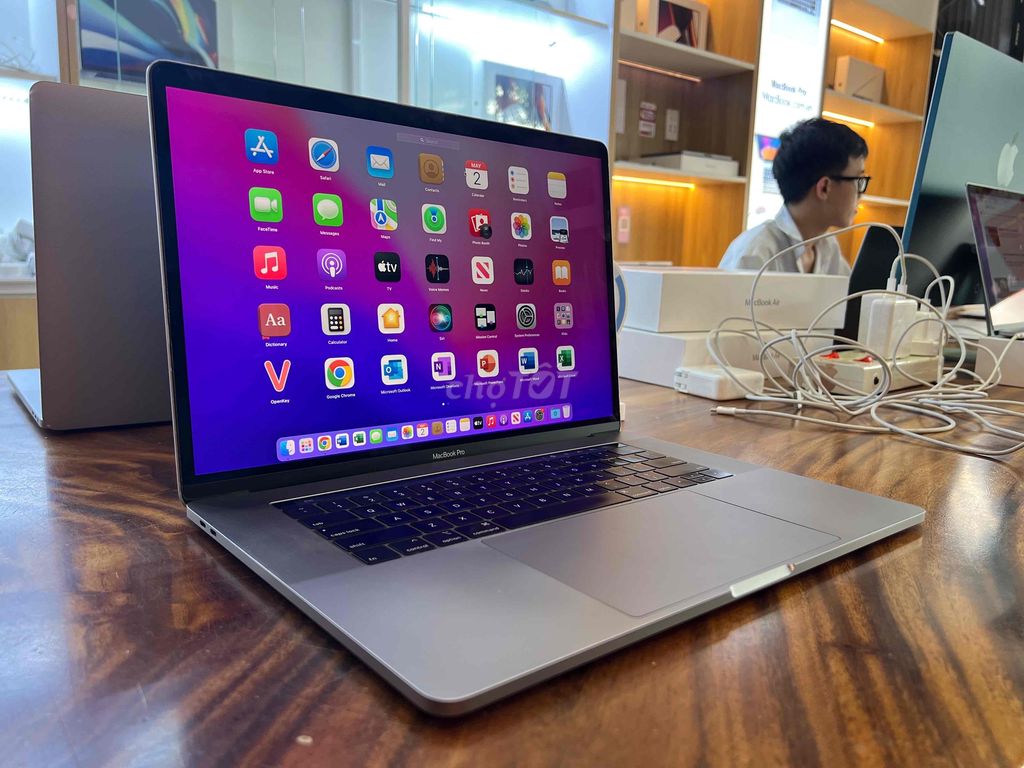 MacBook Pro 15 inch 2018 MR932 Giá Sinh Viên - Góp