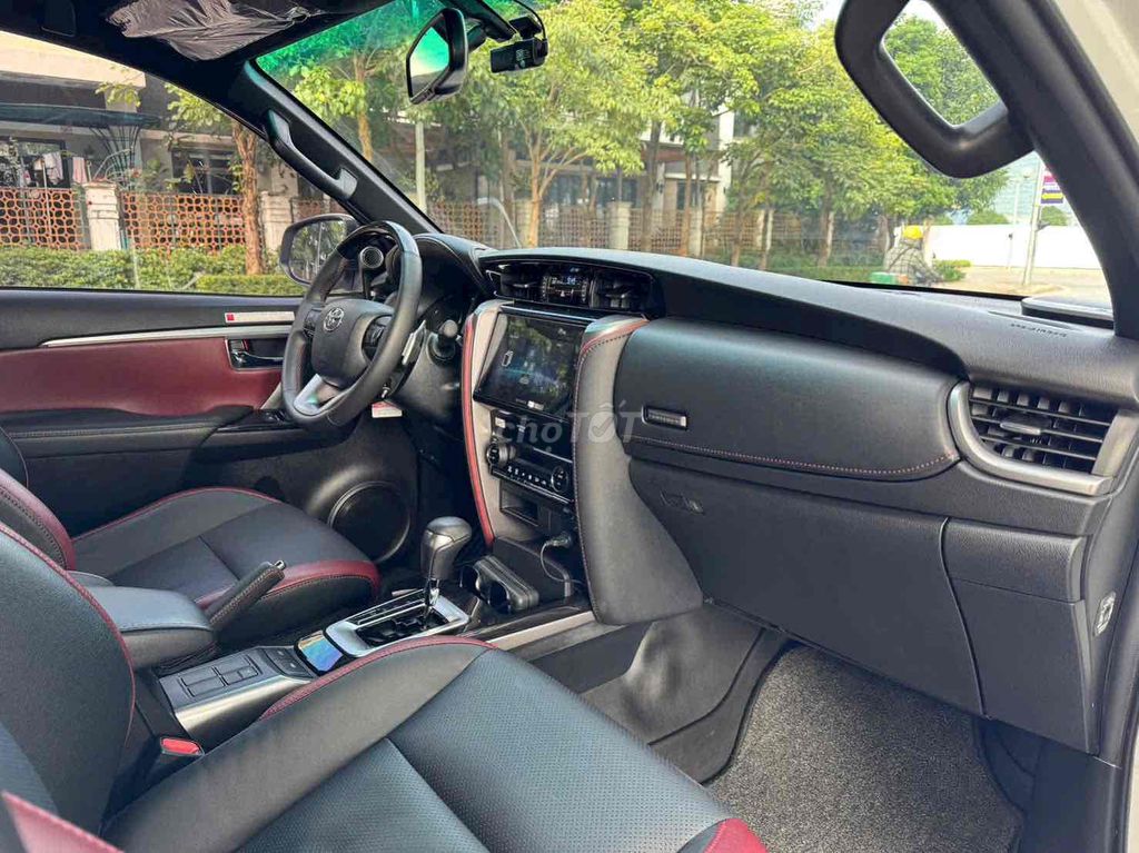 Toyota Fortuner 2024 (full dầu) lăn bánh 1vạn km. Mua bán Ô tô tại Quận Cầu Giấy Hà Nội được đăng bởi TRUNG HIẾU AUTO hình 13