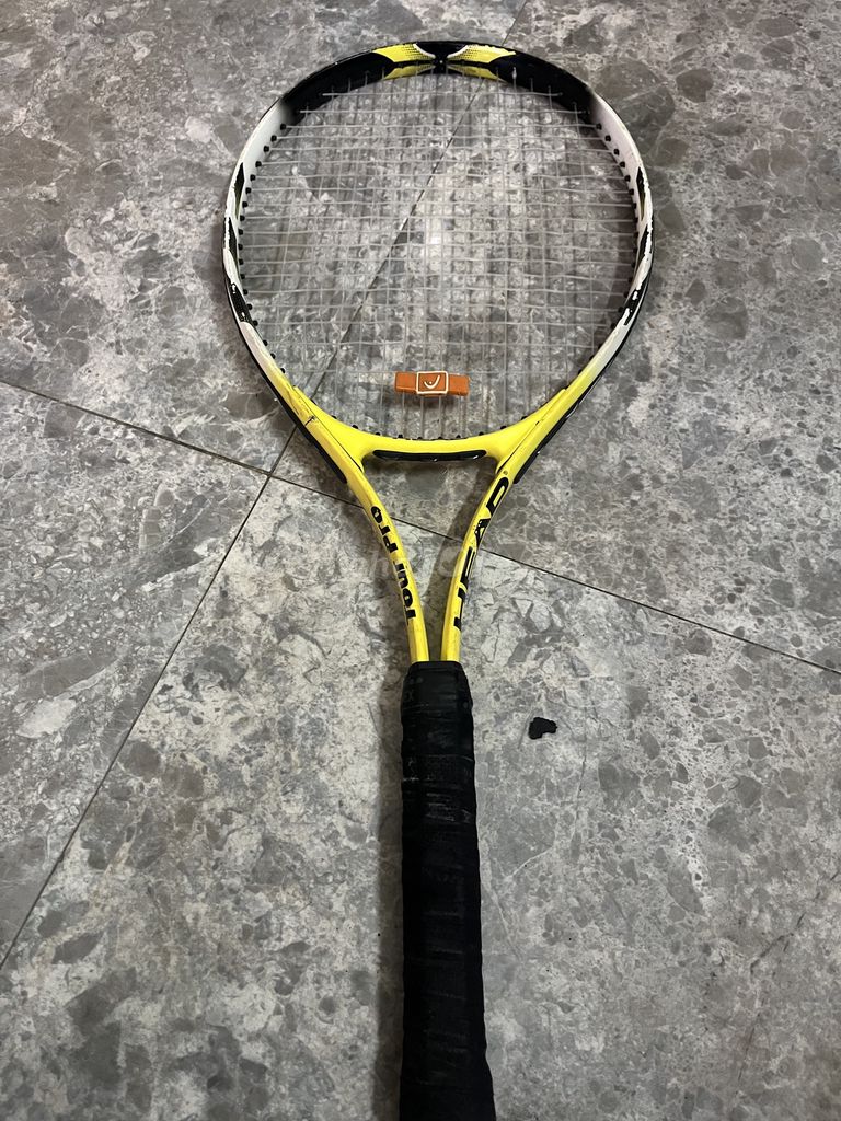 Vợt tennis bị đứt dây