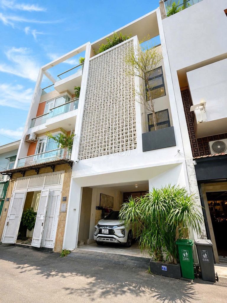 NHÀ ĐẸP 3 TẦNG HẺM XE TẢI THÔNG SÁT PHẠM VĂN ĐỒNG CÓ GARA OTO