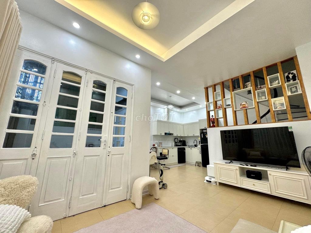 Bán nhà Thái Thịnh, 15m ra ô tô, SH quay, thoáng sáng, ở ngay, 41m2