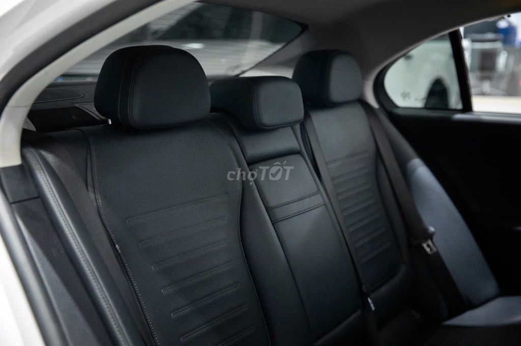 Мерседес-Бенц C300 AMG 2022 белый 33 000 км