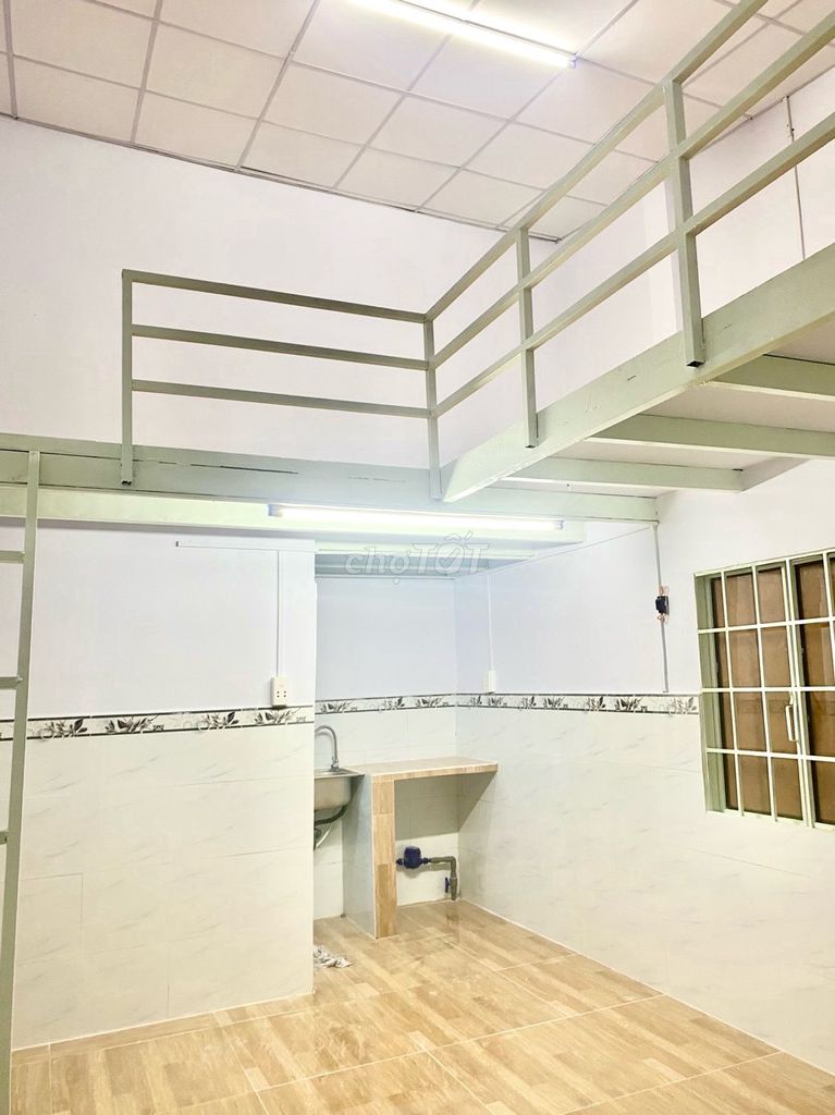 Комната 30м2, фасад, антресоль, туалет, отдельный вход, район 8, недорого
