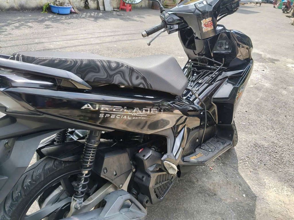Черная тихая машина Honda Air Blade 2020