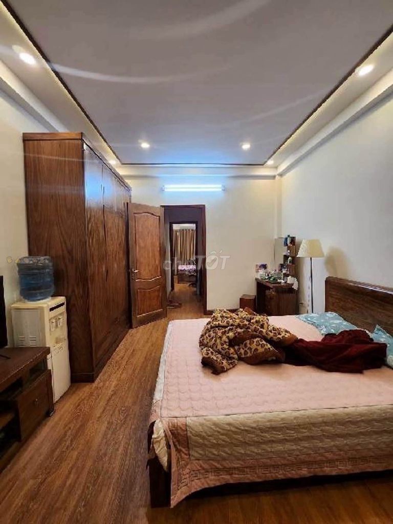 Продается дом Nguyen Khanh Toan, в 3 шагах от улицы, служебный автомобиль
