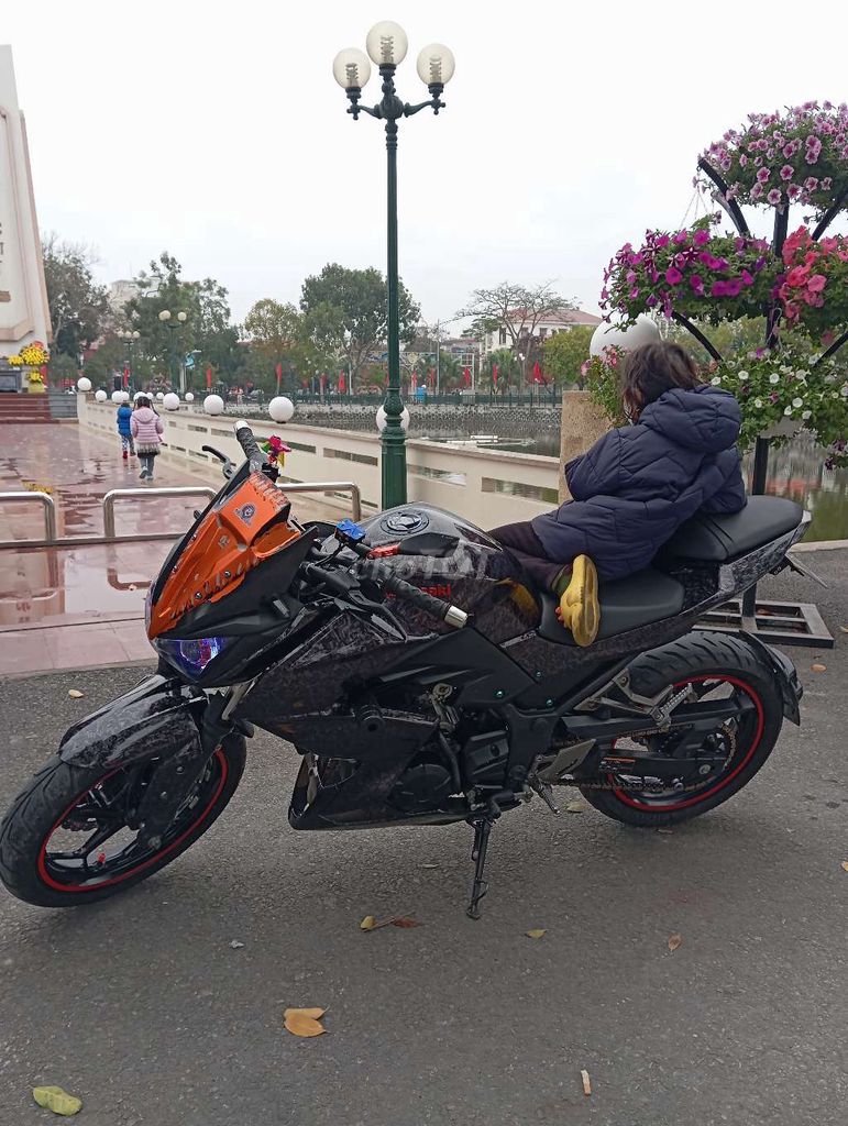Kawasaki Z300 черный с оранжевым, механическая КПП