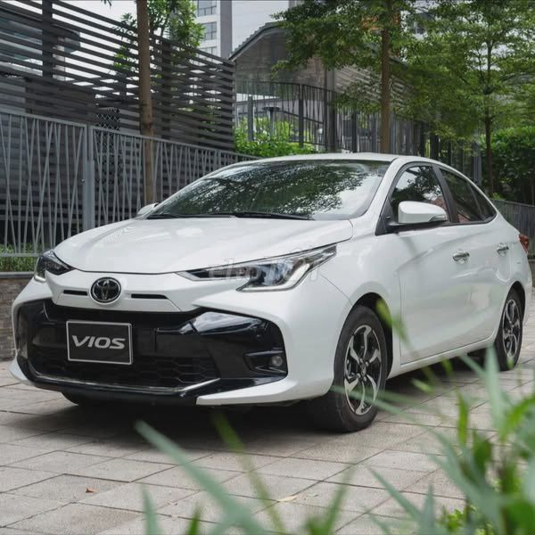Белый бензиновый семейный автомобиль Toyota Vios