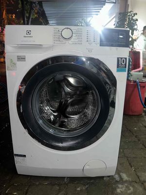 Máy giặt Electrolux 8kg , mới sài hơn 1 năm. Mua bán Máy giặt tại Quận Hải Châu Đà Nẵng được đăng bởi dương