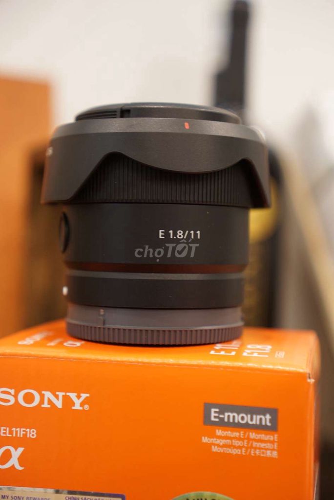 Ống kính Sony SEL11F18 E-mount