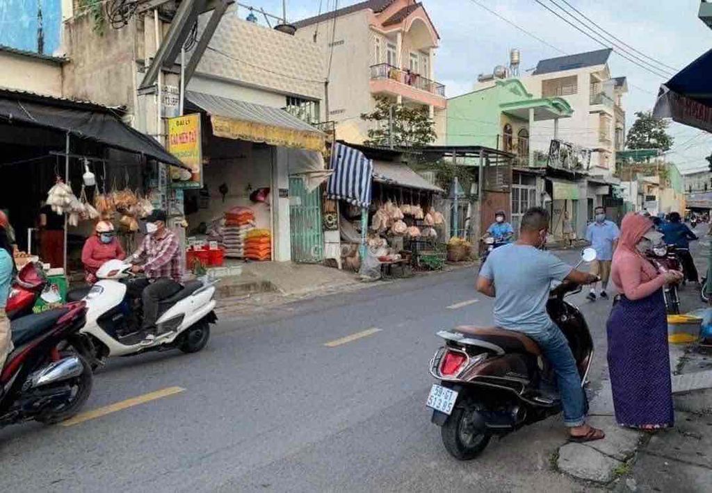 Nhà mặt tiền ngay Chợ bình Chánh sổ hồng riêng. Mua bán nhà ở tại Huyện Bình Chánh Tp Hồ Chí Minh được đăng bởi Đỗ Thanh Tâm hình 1