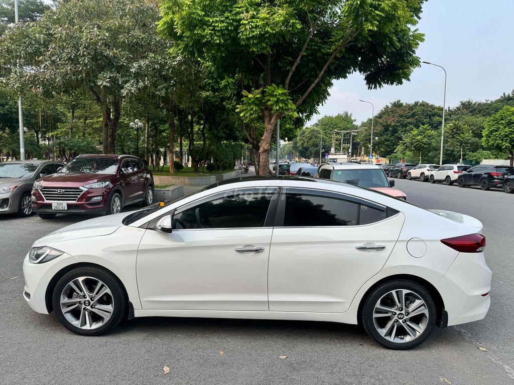 Hyundai Elantra 2.0AT 2018 белая