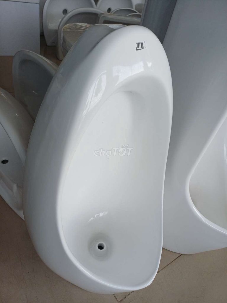 Bồn tiểu nam Sứ Trắng Treo tường. Mua bán Thiết bị vệ sinh, nhà tắm tại Huyện Bình Chánh Tp Hồ Chí Minh được đăng bởi chuyên bán thanh lý hàng tồn kho hình 1
