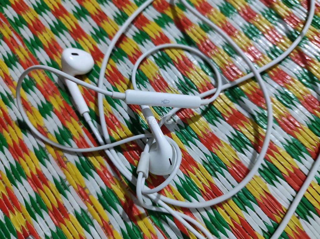 Tai nghe Apple màu Trắng. Mua bán Tivi, Âm thanh tại Quận Long Biên Hà Nội được đăng bởi Mua Bán Giá Rẻ hình 1