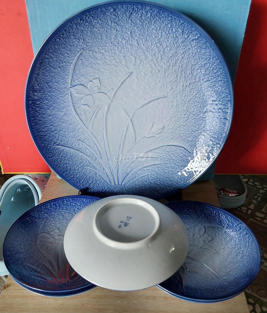 Bộ đĩa gốm sứ xanh trắng hoa văn nổi. Mua bán Dụng cụ nhà bếp tại Quận Bình Thuỷ Cần Thơ được đăng bởi tuấn hình 1