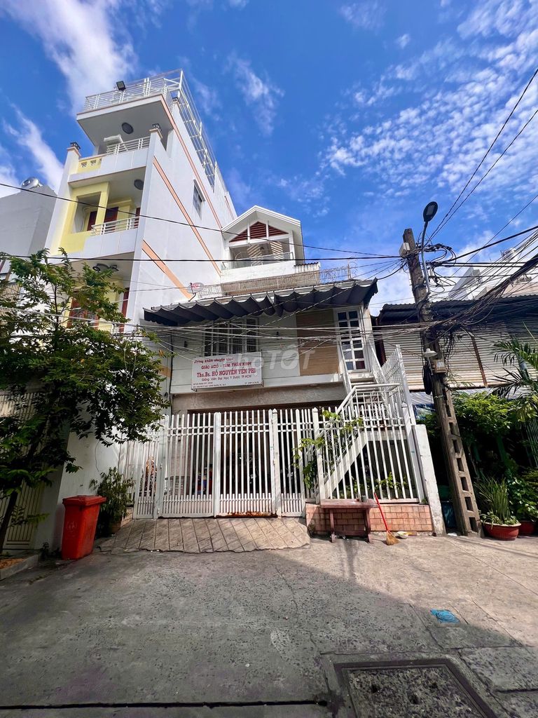 Nguyên Căn Biệt Thự Hẽm 8m Lạc Long Quân. DT : 8 x 30m