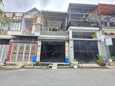Nhà phố kdc gần ngã tư Liên Huyện Dĩ An