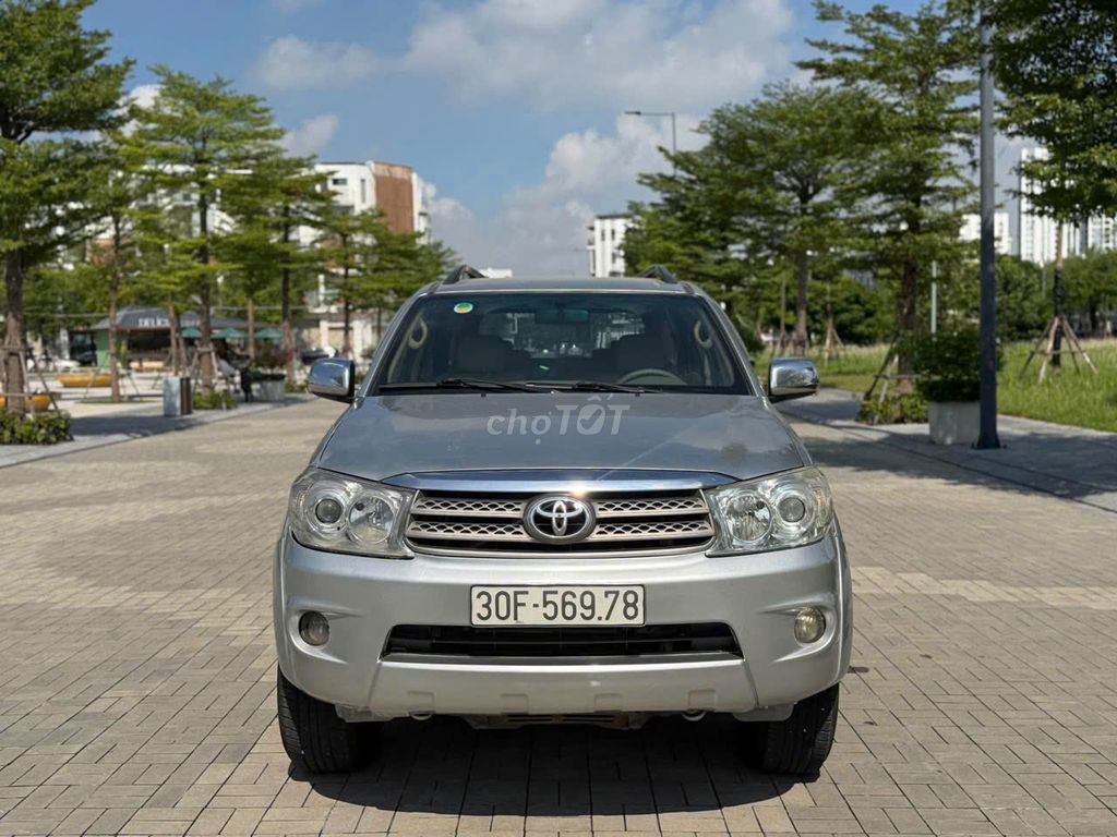 Toyota Fortuner 2010 Автомат Серебристый