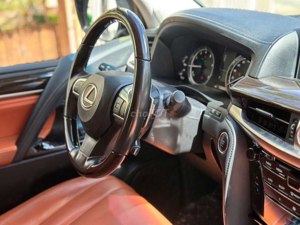 Lexus LX570 2016 lướt nhẹ 53.000km cực đẹp. Mua bán Ô tô tại Quận 7 Tp Hồ Chí Minh được đăng bởi Hoàn Lee Xe Lướt hình 14