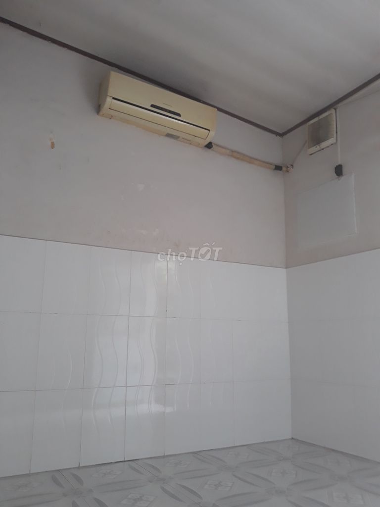 CHÍNH CHỦ-Phòng sạch sẽ-máy lạnh-ban công-đường đi riêng-toilet riêng