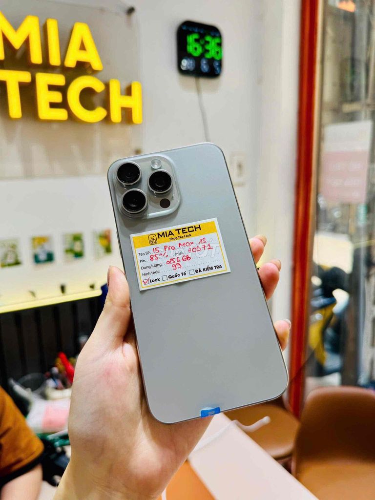 iPhone 15 Pro Max Lock 256GB 99%. Mua bán Điện thoại tại Quận Ba Đình Hà Nội được đăng bởi Huy Trần hình 1