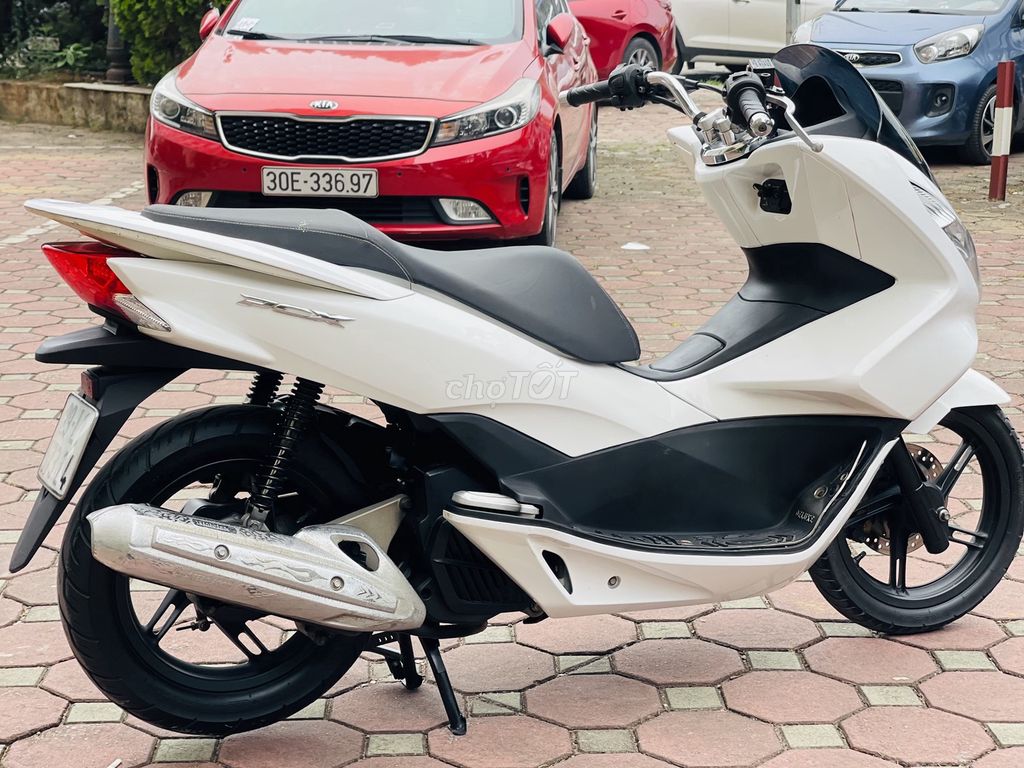 Основной продукт двигателя Honda PCX 125 2017 года белого цвета..